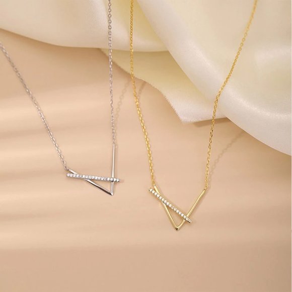 NEW Silver/Gold Shiny Simple V-shaped Necklace - Picture 3 of 8